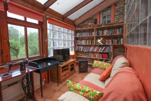 Moville Boutique Hostel - Library